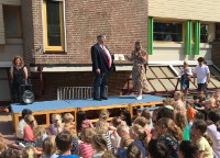 Bekijk details van Burgemeester Bruls opent bibliotheek op basisschool Petrus Canisius 