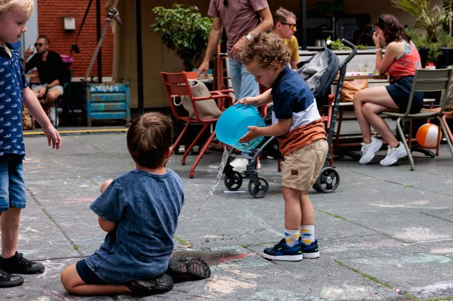 Met water spelen op het Kidsplein. Foto: Marcel Krijgsman